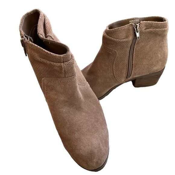 Market & Spruce new never worn brown suede booties, rubber soles,stacked heels 8 - Picture 5 of 9